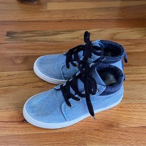 Light blue hi top shoes for boy with laces. Size 2Y